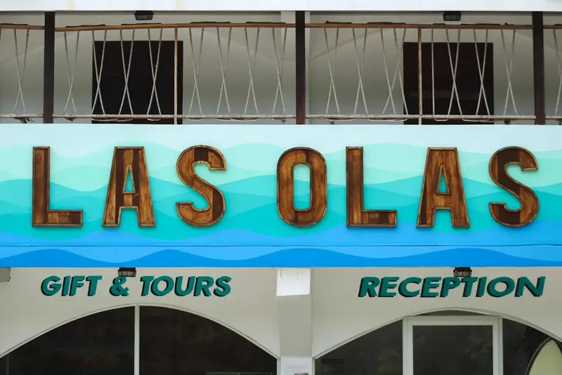 Rótulo de Las Olas sobre la recepción y la tienda de regalos y tours
