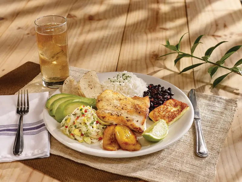 Casado de pescado con arroz, frijoles negros, queso frito, aguacate, plátano maduro y ensalada