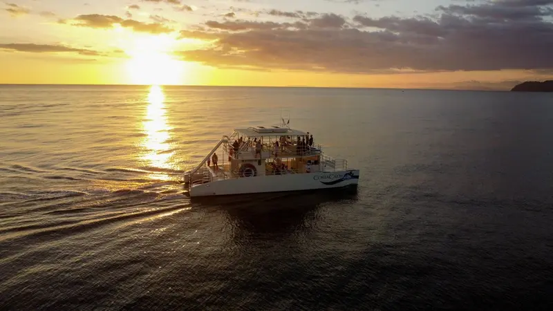 Catamarán Costa Cat navegando al atardecer sobre el mar