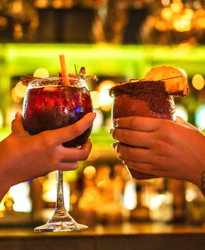 Brindis con dos tragos de la barra de D'Corner