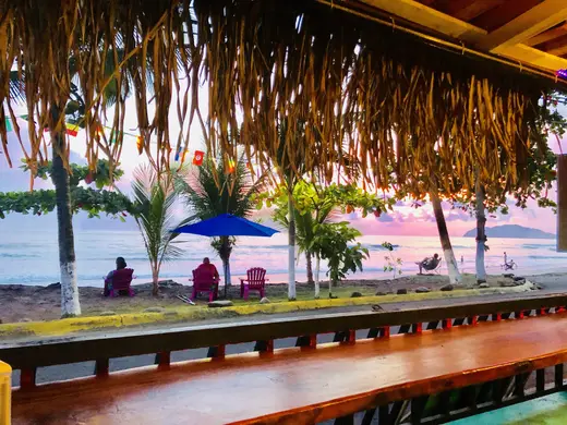 Aloha Beachfront Hotel & Grill — Restaurante de mariscos en Playa Jacó, Costa Rica