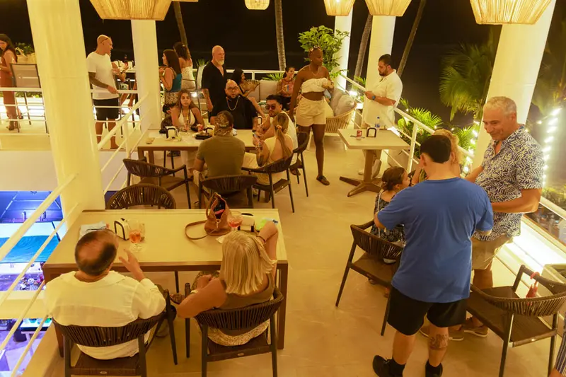 Segundo nivel de Ozeano de noche con mesas y gente conversando