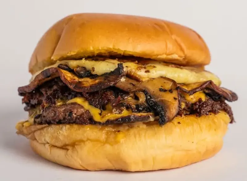 Hamburguesa Portobello con doble carne, queso, hongos salteados y mozzarella