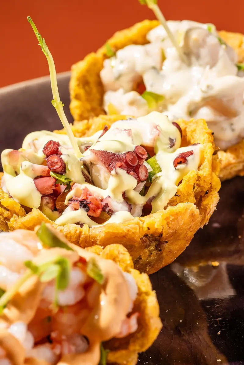 Canastas de patacón rellenas de ceviche con frijoles y mariscos