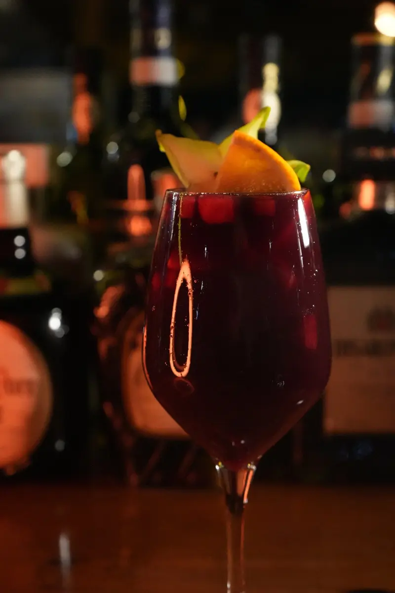 Copa de sangría con rodaja de naranja, vista de cerca