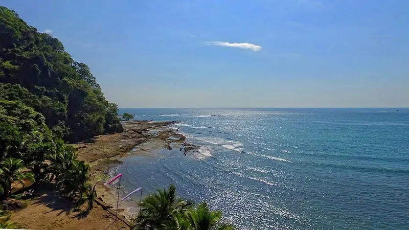 Costa de roca y mar abierto en la playa de Caletas