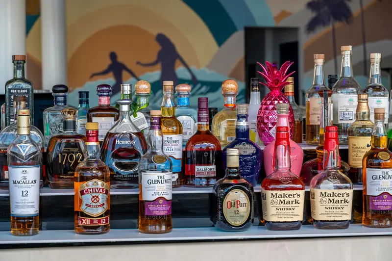 Estante del bar de Ozeano con botellas de whisky, coñac y licores