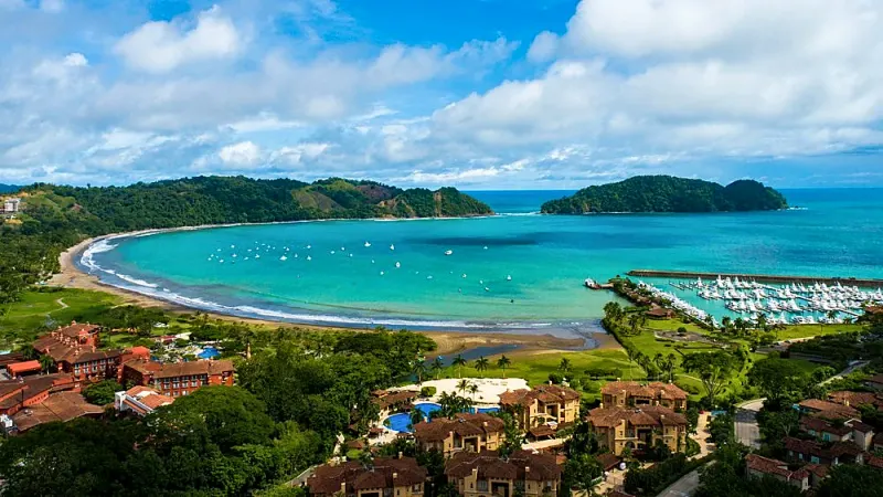 Vista aérea de la bahía de Herradura y Marina Los Sueños, Costa Rica