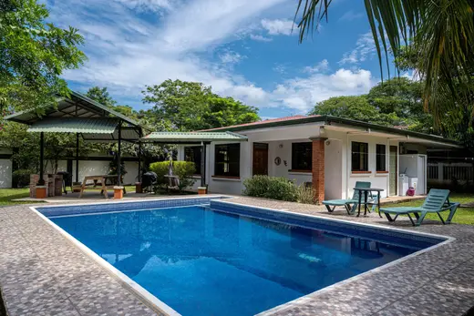 Tropical Camas Surf House — Hotel en Playa Hermosa, Costa Rica