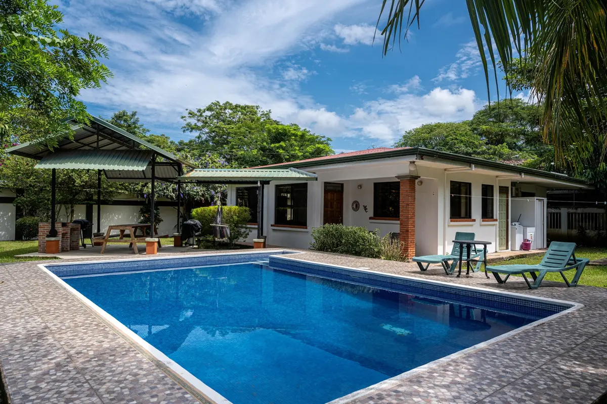 Tropical Camas Surf House — Hotel en Playa Hermosa, Costa Rica