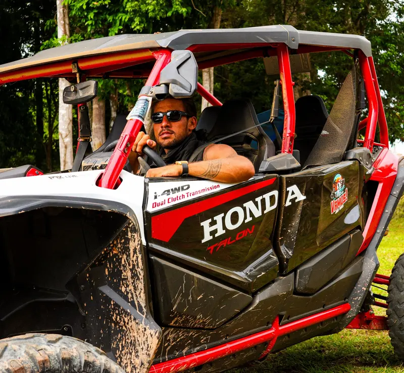 Vehículo todoterreno Honda en un tour por la selva