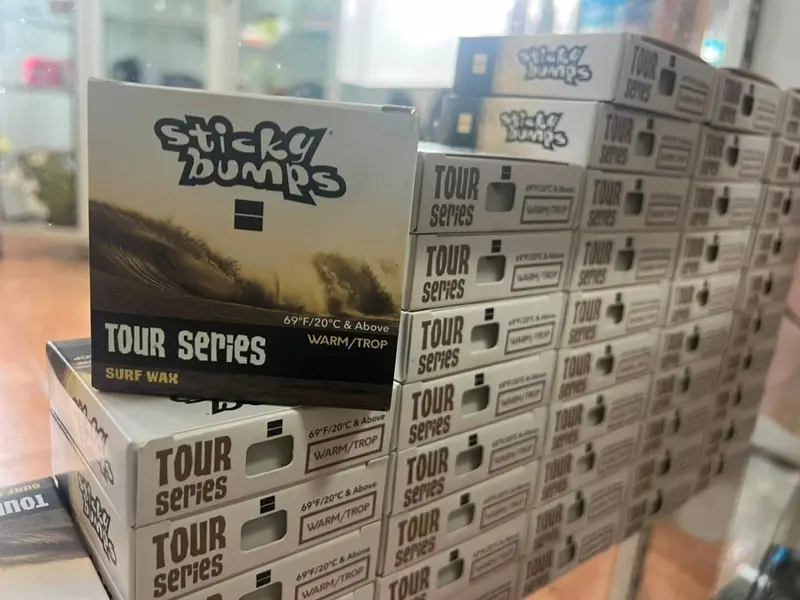Cajas apiladas de wax Sticky Bumps Tour Series