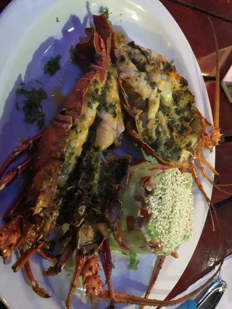 Plato con langostinos asados con hierbas y ajo junto a arroz
