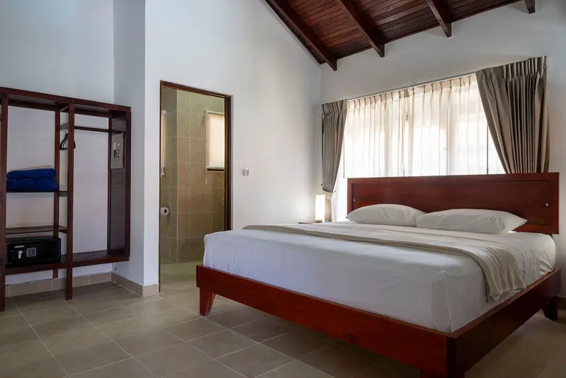 Habitación superior con cama king, clóset y baño
