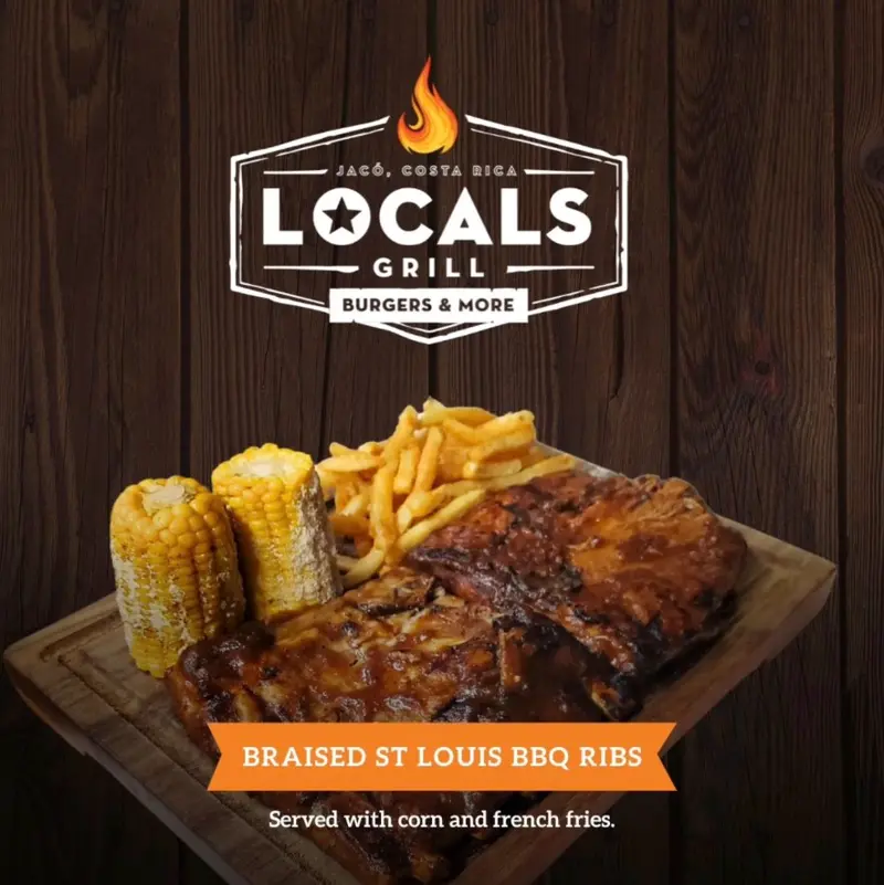 Costillas BBQ estilo St. Louis de Locals Grill, servidas con elote y papas fritas