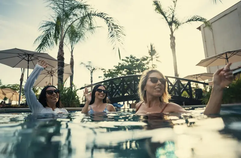 Grupo de amigas disfrutando en la piscina