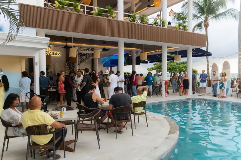Terraza y piscina de Ozeano con clientes reunidos junto al bar