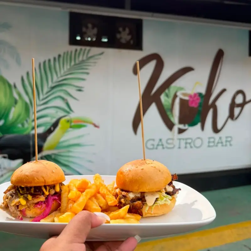 Dúo de hamburguesas pequeñas con papas fritas