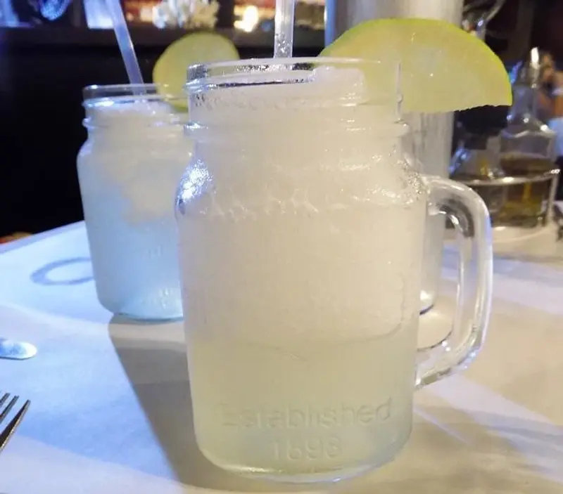 Dos limonadas en vasos de frasco con rodajas de limón