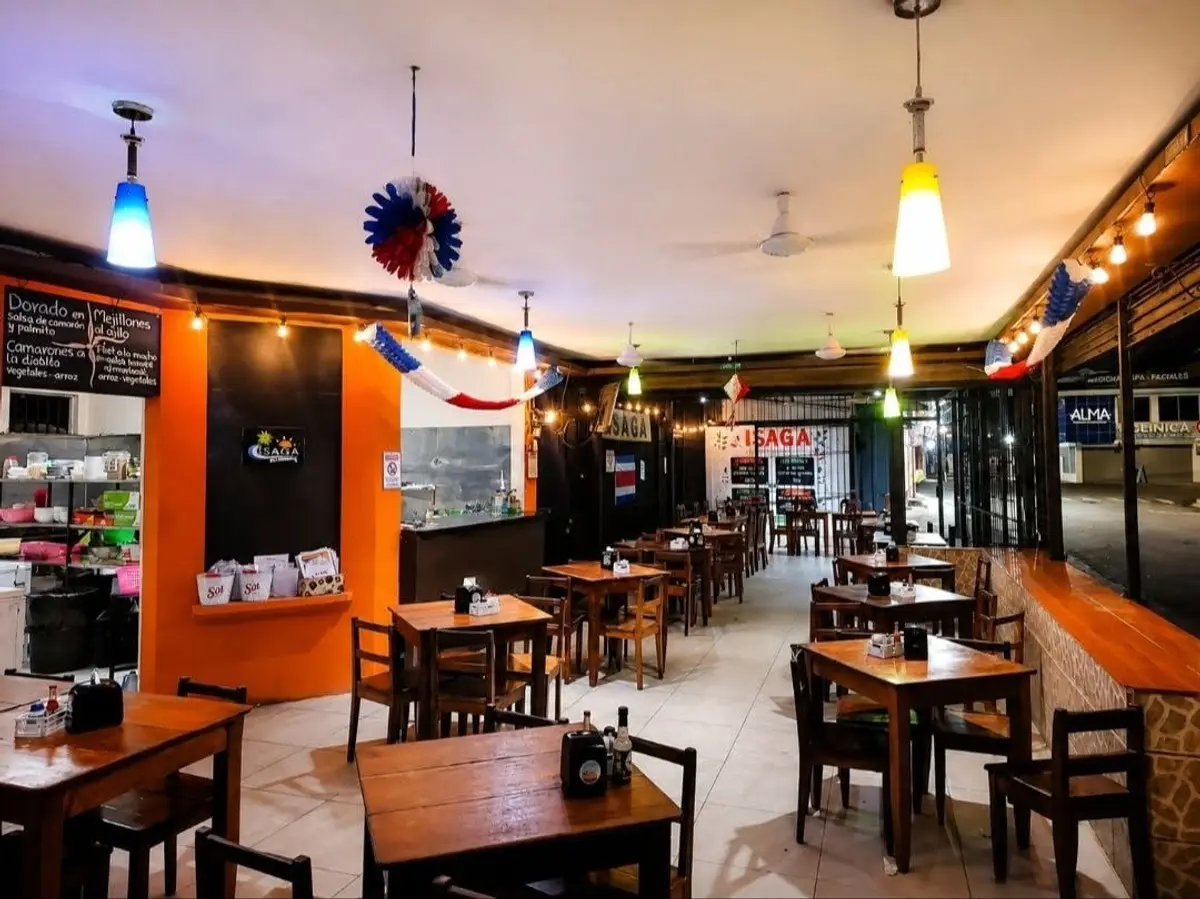 Bar y Restaurante Isaga — Restaurante de mariscos en Playa Jacó, Costa Rica