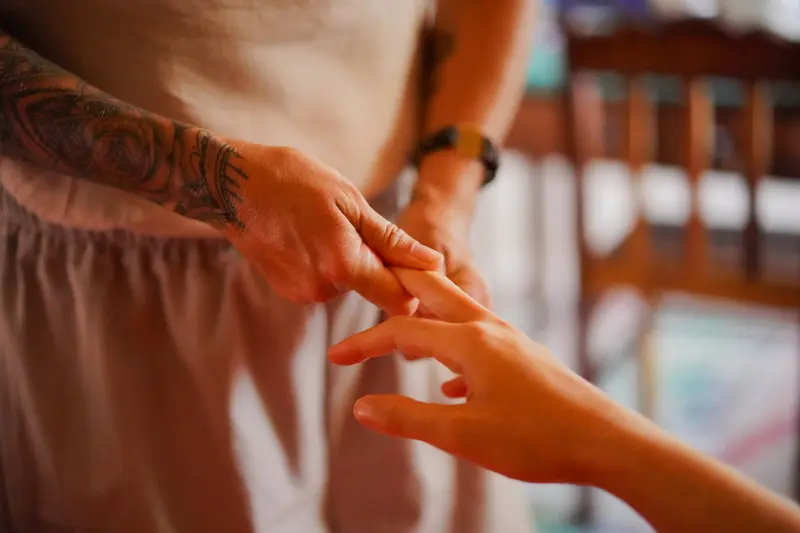 Primer plano de manos tatuadas en un trabajo de fascia