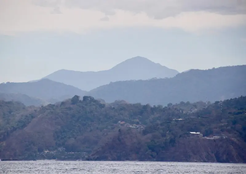 Costa montañosa de Herradura vista desde el mar, con las colinas cubiertas de vegetación