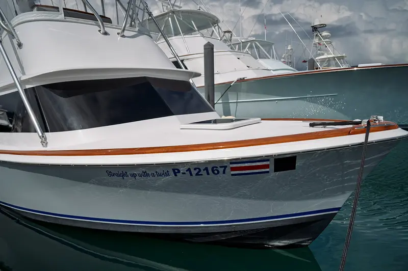 Proa del Bertram de pesca con la bandera de Costa Rica y la matrícula pintadas en el casco