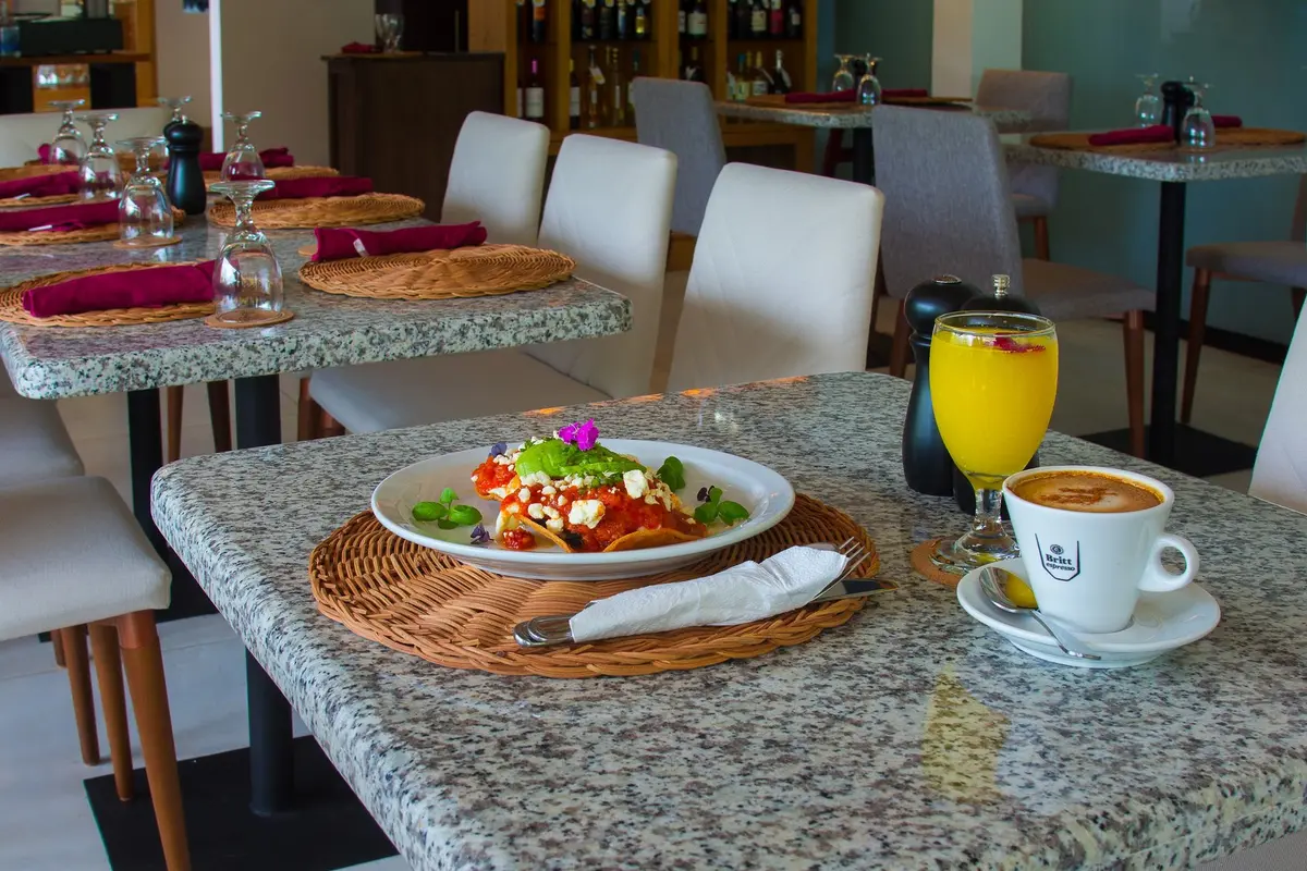 Pepper's Grill and Seafood — Restaurante en Herradura, Costa Rica