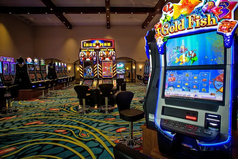 Sala de casino con máquinas tragamonedas