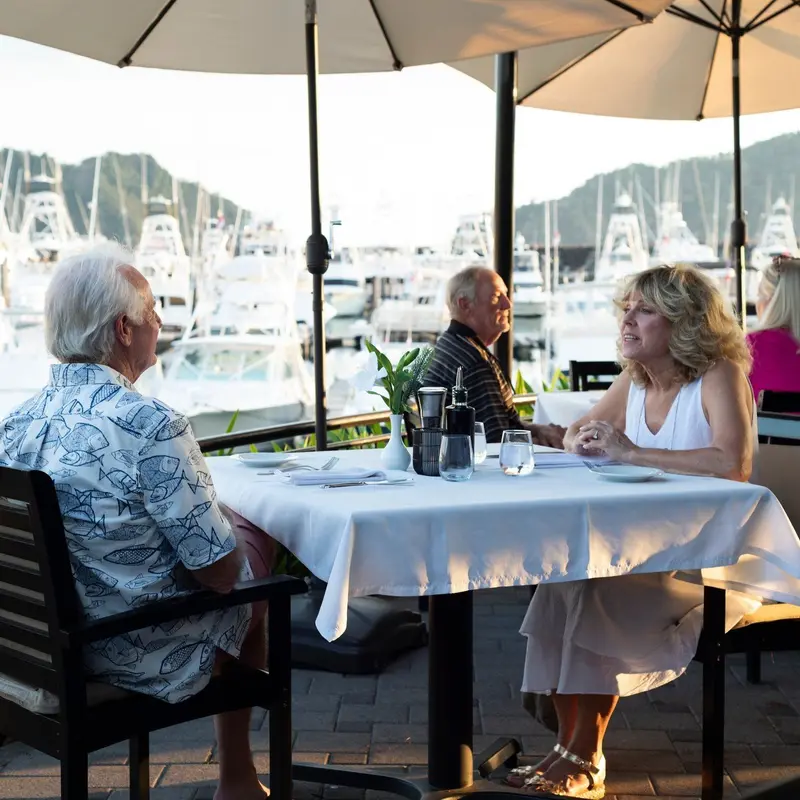 Mesa en la terraza con vista a la marina y a los yates