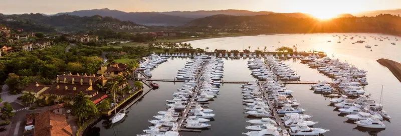 Vista aérea de la marina de Los Sueños al atardecer