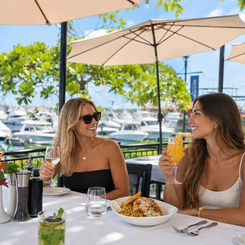 Comensales con pasta fresca en la terraza junto a la marina