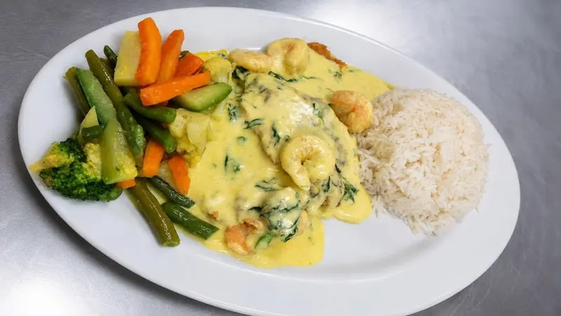 Camarones en salsa cremosa con vegetales al vapor y arroz blanco