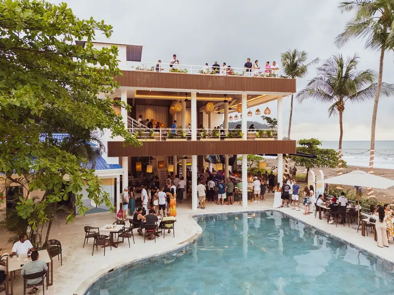 Vista del edificio de Ozeano con su piscina frente a la playa de Jacó