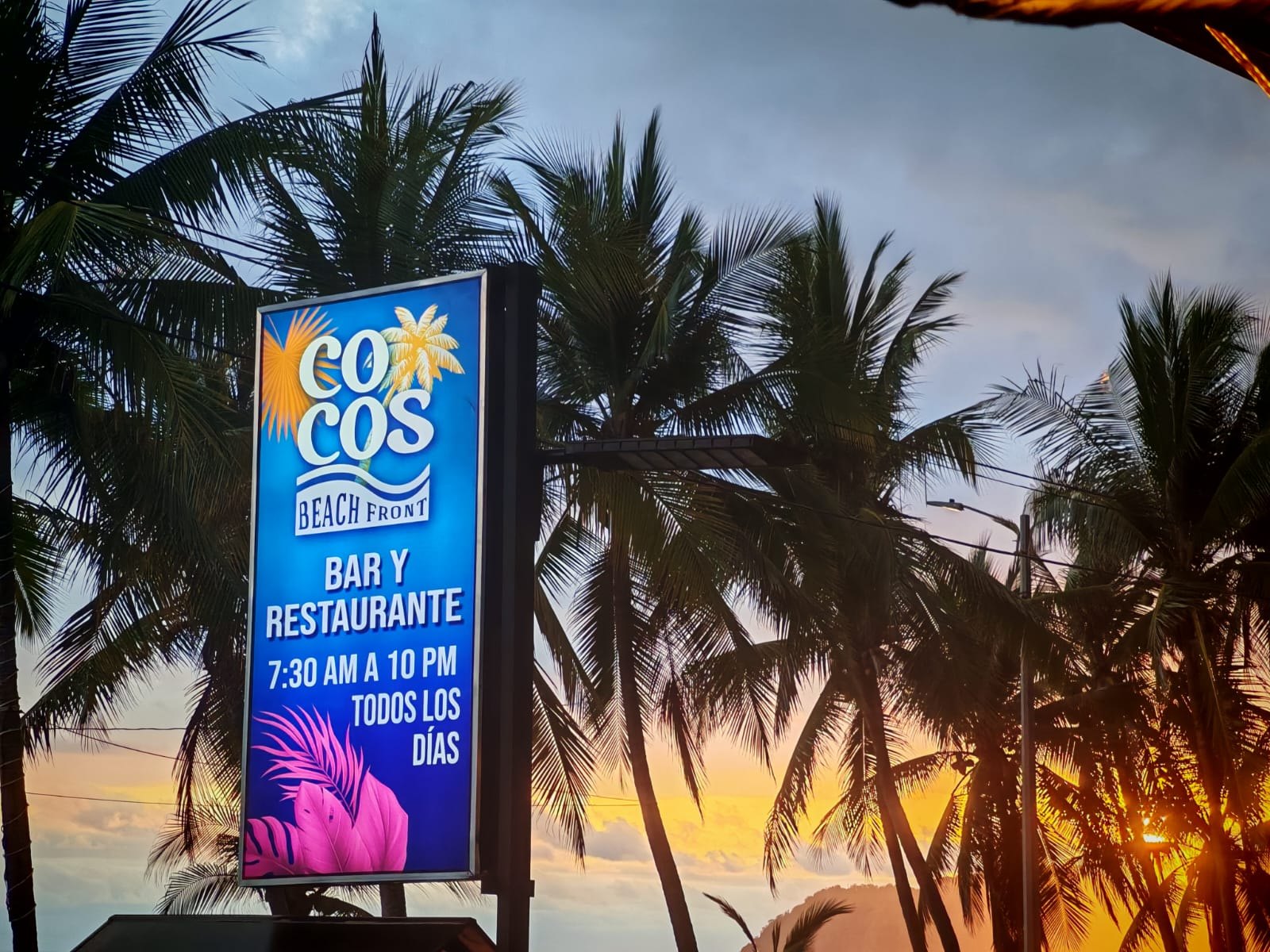 Cocos Jacó Beachfront — Restaurante