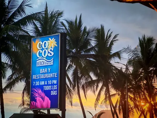 Cocos Jacó Beachfront — Restaurante de mariscos en Playa Jacó, Costa Rica