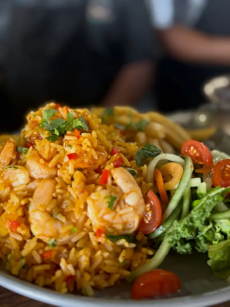 Arroz con camarones y ensalada fresca