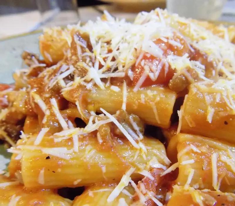 Rigatoni en salsa de tomate con queso parmesano rallado