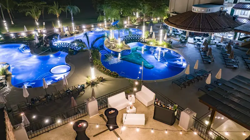 Vista aérea nocturna de las piscinas de Croc's Resort