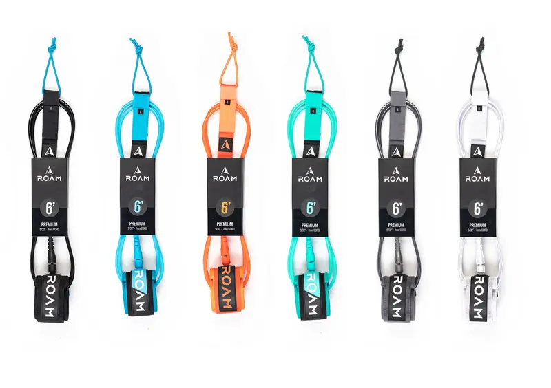 Seis leashes Roam de colores en su empaque, sobre fondo blanco