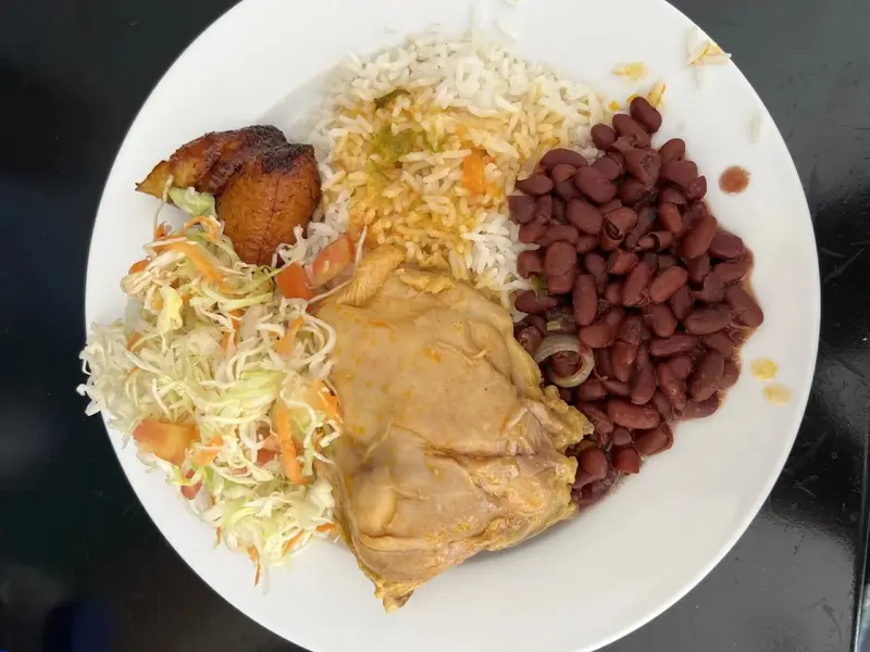 Casado con arroz, frijoles rojos, ensalada de repollo y zanahoria, pollo y plátano maduro