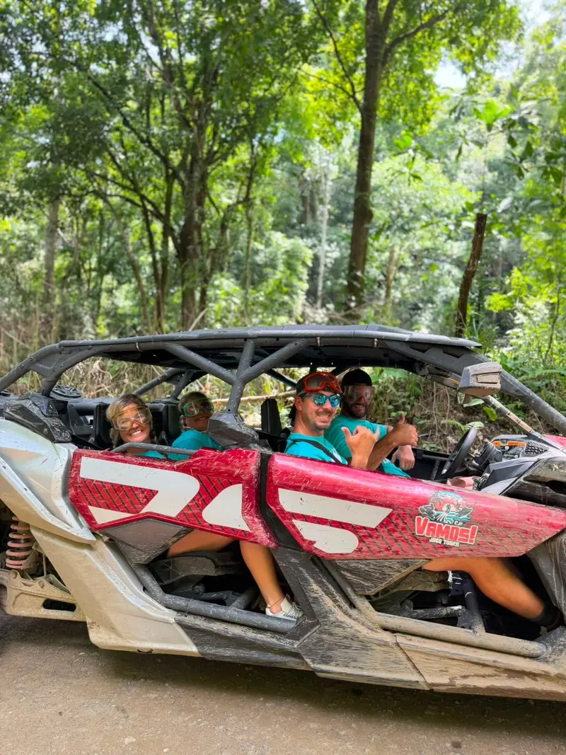 Grupo recorriendo la selva en un buggy