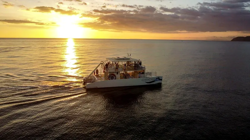 Embarcación de Costa Cat Cruises navegando al atardecer