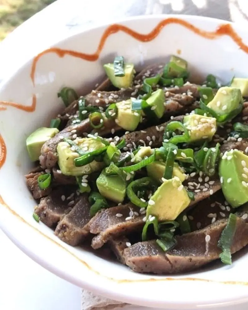 Bowl de atún en láminas con aguacate, cebollino y semillas de ajonjolí
