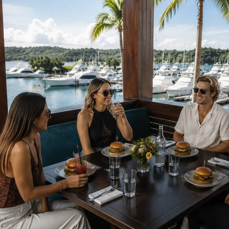 Hamburguesas servidas en una mesa con vista a la marina