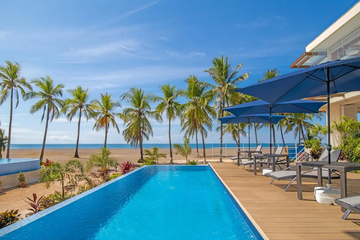 Clarita's Beach Bar & Resort — Resort en Playa Jacó, Costa Rica