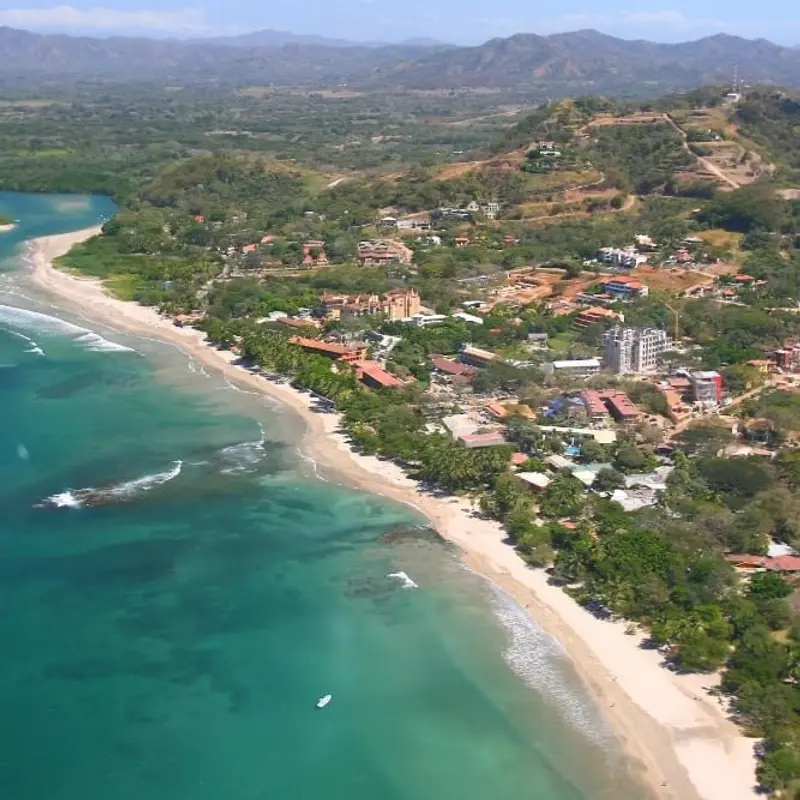 Vista aérea de la playa de Tamarindo, en Guanacaste, donde TAWA tiene su otra sede