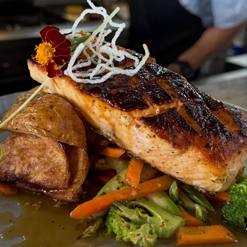 Salmón glaseado a la parrilla con vegetales