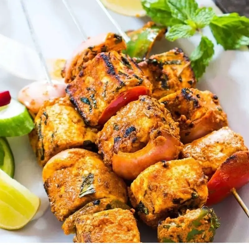 Brochetas de paneer tikka a la parrilla con limón y menta