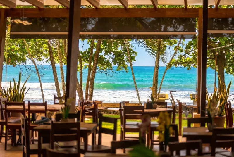 Beachfront dining area at Terraza del Pacífico, with a view of the beach